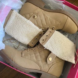 Brand New shoe dazzle boots